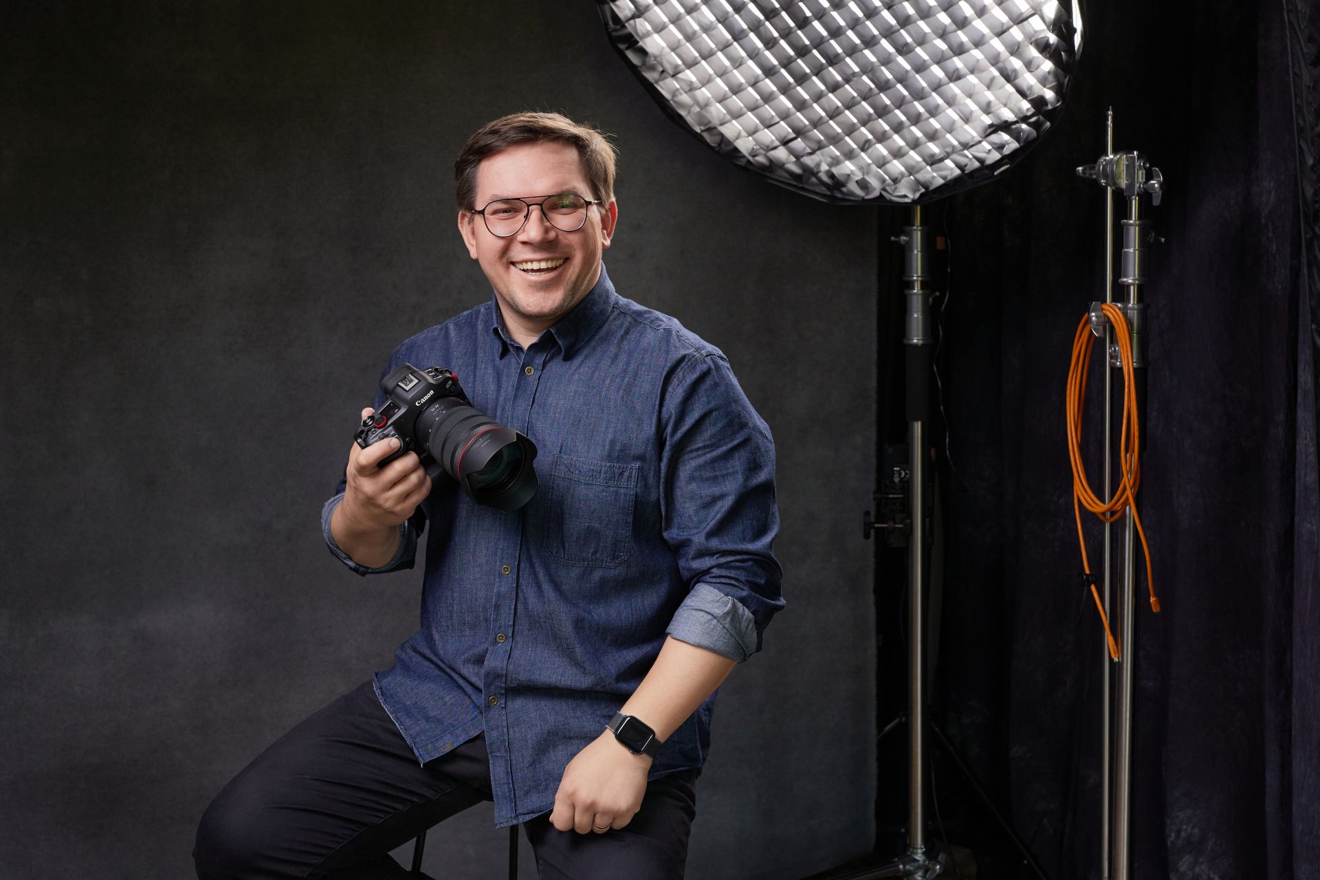 Fotograf przy pracy w studiu